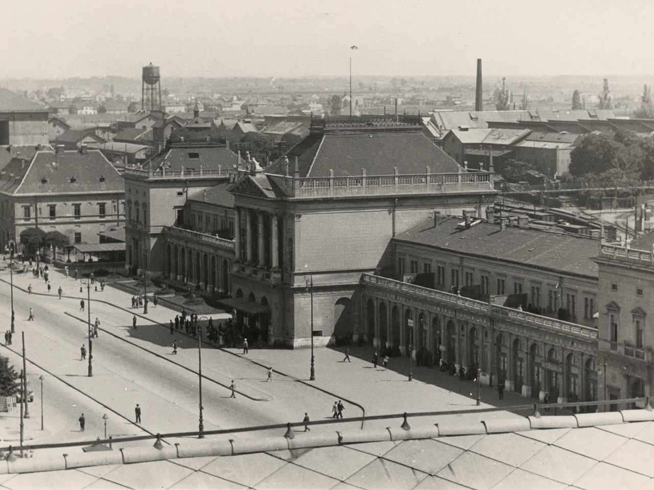 Glavni kolodvor, skroz lijevo zgrada stare Pošte, srušena 1949. godine, fotografija 1942. godina